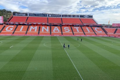 El Nou Estadi, antes del partido.