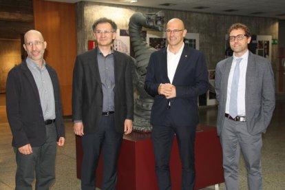 El consejero|conseller de Asuntos Exteriores, Raül Romeva, y el secretario general del Diplocat, Albert Royo, con los responsables de la UPF durante las jornadas sobre brexit y autodeterminación, en el 2017