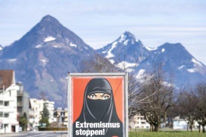 Un cartell de la iniciativa «Sí a la prohibició del burka» a Oberdorf, en el cantó de Nidwalden.