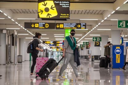 Viatgers caminen per la terminal d'arribades de l'aeroport de Palma.