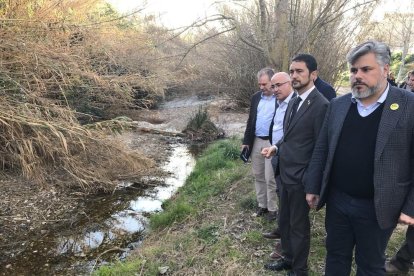 El conseller de Territori, Damià Calvet, entre l'alcalde de Valls, Albert Batet, i el delegat del Govern, Òscar Peris, durant una visita al torrent del Catllar, a Valls.