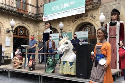 Plano general del acto de acuerdo entre la Agrupació del Bestiari Festiu y el Ayuntamiento del Vendrell.