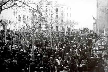 Fotografia d'Hermenegild Vallvé on es veu la plaça del Rei el Divendres Sant del 1931.