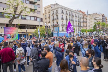 Los trabajadores del banco durante la protesta en la Rambla Nueva de Tarragona.