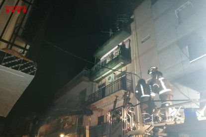 Los Bomberos trabajando en el edificio afectado.