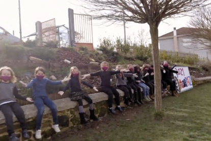 Un moment del vídeo dels escolars interpretant la cançó de Pau Donés.