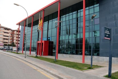 Plano general del exterior de la comisaría de los Mossos d'Esquadra de Lleida.