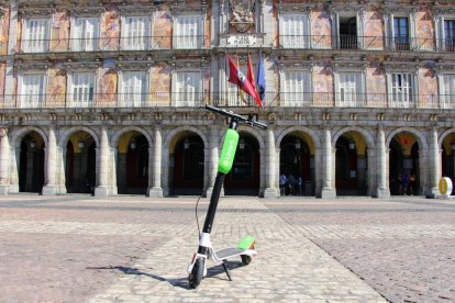 Imagen de uno de los VMP de Lime en la plaza Mayor de Madrid.