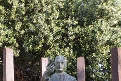 Imagen del patinete en la estatua de Lluís Companys.