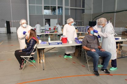 Dos personas haciéndose la PCR en Palafrugell.