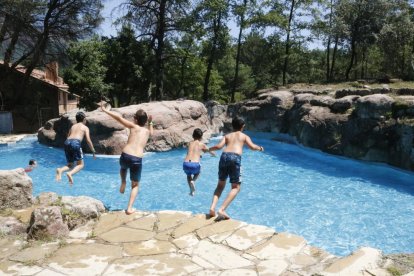 Niños lanzándose a la piscina de la casa de colonias.