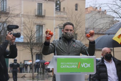 Santiago Abascal mostrando algunos de los objetos que le han lanzado en Salt.