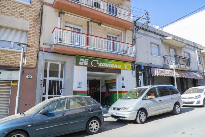 Imatge del supermercat Coviran de Bonavista, on ahir dos joves van robar ampolles d'alcohol.