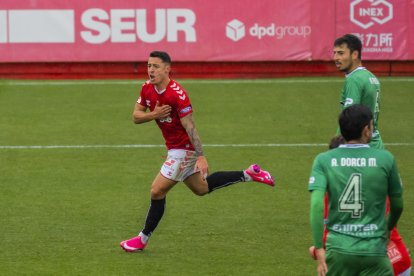 Pol Ballesteros celebra el gol de l'empat.