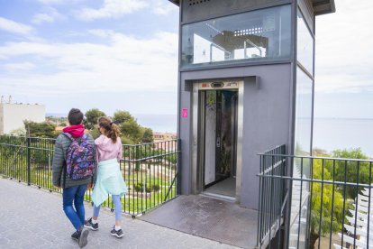 Imatge de l'ascensor després de l'acte vandàlic.