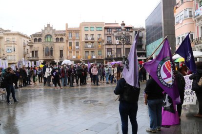 Prop de 200 persones concentrades al Mercadal de Reus pel 8-M.