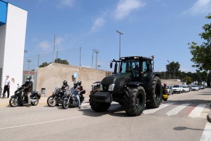 Los vehículos a comienzos de la marcha lenta a la Ràpita para denunciar el retraso de la tramitación del proyecto ejecutivo para mejorar la carretera de Poble Nou del Delta.