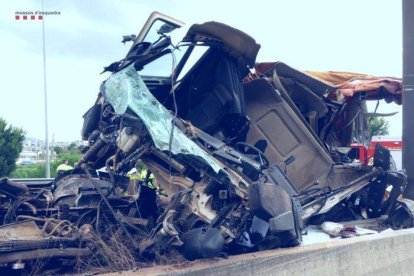 Estado en que quedó el camión después del accidente.