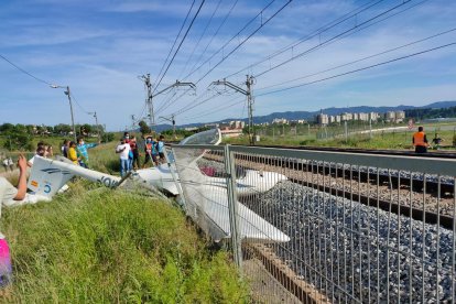 La avioneta monomotor estrellada a las vías de tren de Rodalies próximas al aeropuerto de Sabadell