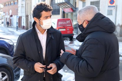 El conseller de Territori, Damià Calvet, conversant amb el delegat del Govern a les Terres de l'Ebre, Francesc Xavier Pallarès, a Móra d'Ebre.