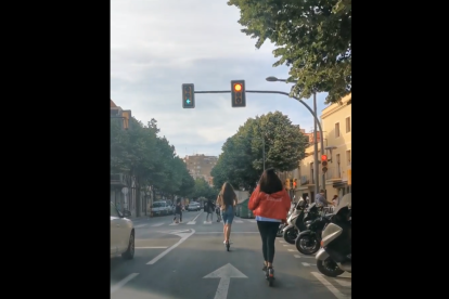 Captura del video donde se ve a las dos chicas cometiendo la infracción.