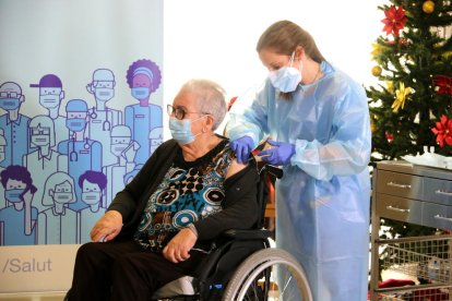 La primera vacunada contra la covid-19 a Catalunya Josefa Pérez a la residència Feixa Llarga de l'Hospitalet de Llobregat.