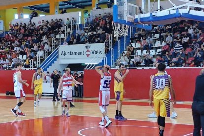 Los jugadores del CB Valls lamentando la derrota.