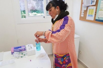 Una docent de la Llar d'Infants Sant Ramon Nonat de Girona prepara el material per prendre's una mostra de teixit per frotis nasal.