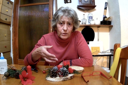 Pepita Roig, profesora del taller, haciendo una de las composiciones.