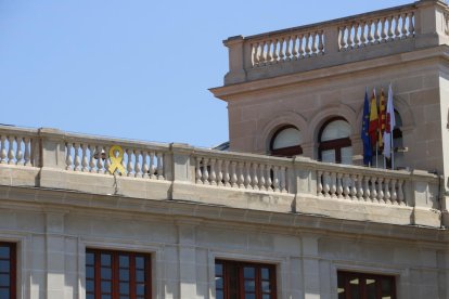 Plano detalle del lazo amarillo colgado en la fachada del Ayuntamiento de Reus