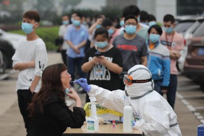 Un sanitario realizaba test de coronavirus a la población de Wuhan el mes de mayo pasado.