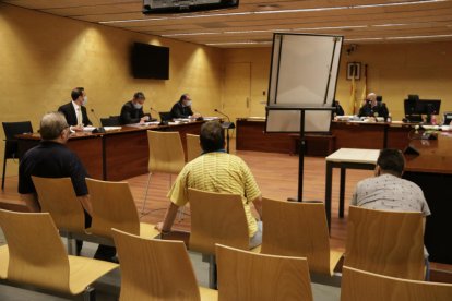 De espaldas, los tres acusados de abusar sexualmente de un menor en Blanes.