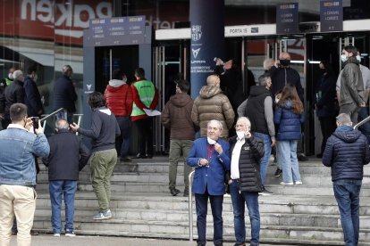 Socis del Barça es disposen a votar.