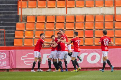 Els jugadors del Nàstic celebren el triomf de diumenge.