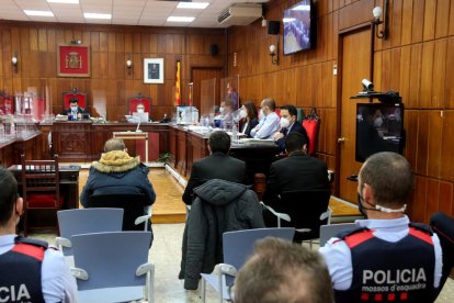 Plano medio de los tres acusados por el homicidio de un hombre en el Montmell -de izquierda en derecha, José, Joaquín y Bacari- sentados de espaldas en la sala de vistas de la Audiencia de Tarragona.