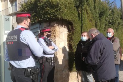 Loli Gutiérrez, acompanyada de dos veïns més, abans d'accedir a l'edifici de la Regió Sanitària.