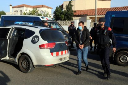 Un detenido en el marco de un operativo de los Mossos d'Esquadra contra el cultivo y tráfico de marihuana en Miami Platja.