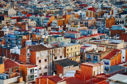 La presencia del radí es menor a mayor altura en un edificio.