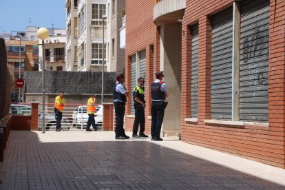 Imagen de archivo de los Mossos d'Esquadra y policía local en Vilanova i la Geltrú, delante de la puerta del edificio el día del incendio.