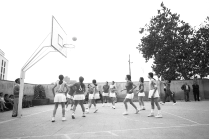 Fotografia de Ramon Ortiga Vidal d'un partit de bàsquet femení als anys 70 a Cambrils.