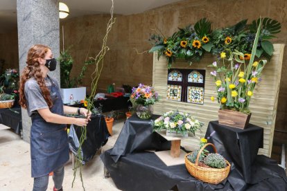 La ganadora del Campeonato de Cataluña, Marina Rosselló, con su composición floral.