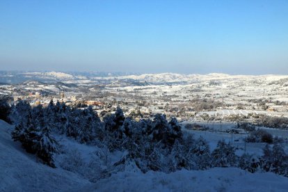 La comarca del Priorat y de su capital, Falset, totalmente cubierta de nieve ayer lunes.