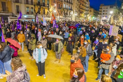 La plaça de la Font de Tarragona es va tenyir de lila durant la concentració del vespre, l'acte més multitudinari a la ciutat durant el 8-M del 2021, marcat per la pluja.