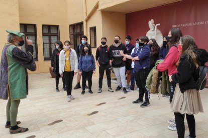 El personaje, durante una ruta piloto que se hizo con alumnos del nstitut Pones de Icart de Tarragona.