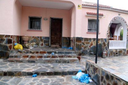 La parte exterior de la casa del Vendrell donde se produjo un homicidio el