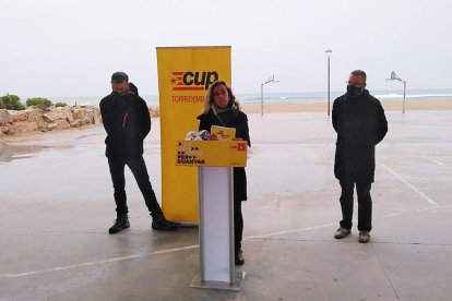 Laia Estrada, cap de llista de la CUP, ahir a Torredembarra.