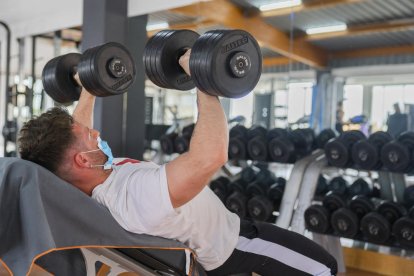 Un usuario del Club Natació Tarraco, ayer al mediodía en la sala de musculación del gimnasio.