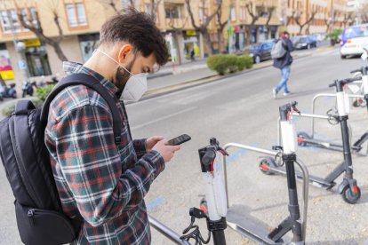 Las dos firmas cuentan con aplicaciones móviles a través de las cuales se puede hacer uso de los patinetes.