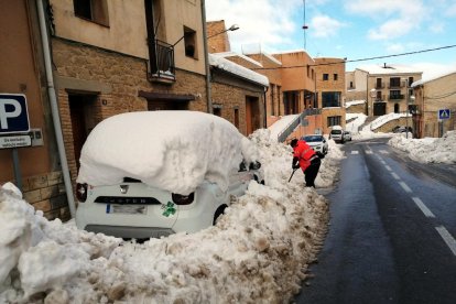 Los Bombers limpiando el acceso al consultorio médico este martes en Horta de Sant Joan.