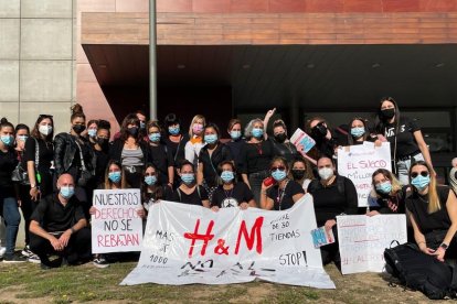 Los trabajadores de Tarragona y Reus delante de las puertas del Parc Central.